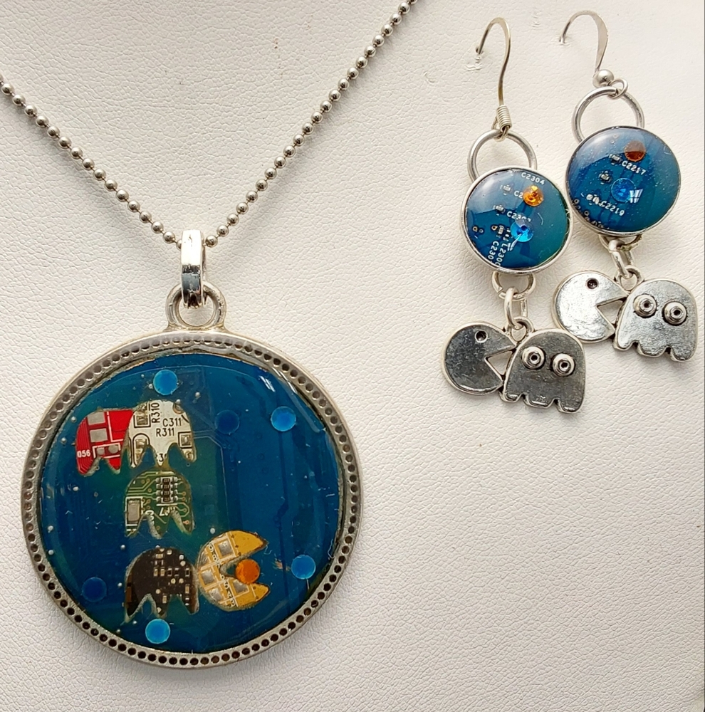 GEEK BLING - Pac man Pendant & earring set